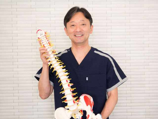 院長写真(骨格模型)
